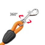 Clip de laisse orange rotatif en métal pour chien, sécurisé et durable.