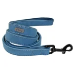 Laisse pour chien en cuir bleu durable avec clip en métal, élégante et pratique.