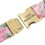 Collier floral rose avec boucle dorée, personnalisé pour chien, nom COCO et numéro.