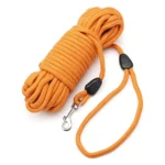 Corde orange robuste avec clip métallique, idéale pour activités extérieures et usages variés.