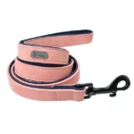 Laisse pour chien rose chic avec doublure bleue, élégante et durable pour promenades stylées.