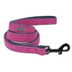 Laisse pour chien rose en suède doux, design moderne et clip durable, parfaite pour les balades.