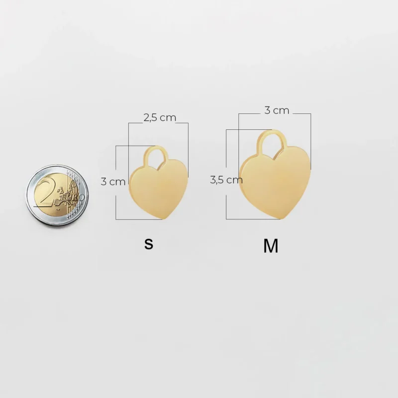 Pendants en cœur dorés taille S et M sur fond blanc avec pièce de deux euros.