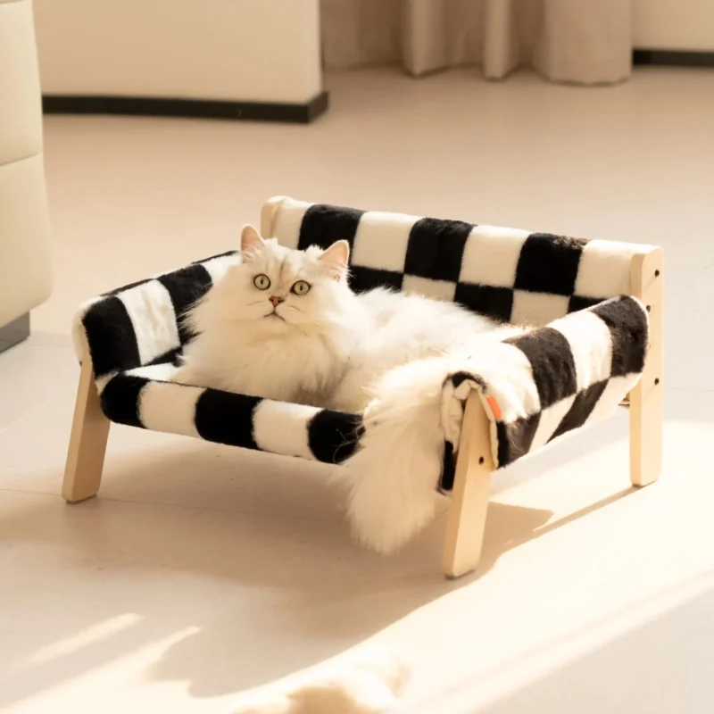 Lit pour chat confortable avec un chat blanc aux yeux verts dans un rayon de soleil.