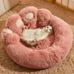 Chat détendu dans un lit douillet rose, parfait pour le confort et la sécurité.