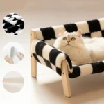 Lit confortable pour chat avec design en damier noir et blanc.