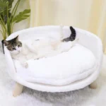 Lit rond blanc pour chat, confort douillet avec un félin détendu et heureux.