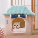 Maison en peluche rose avec un chat fluffy curieux, ambiance chaleureuse et accueillante.