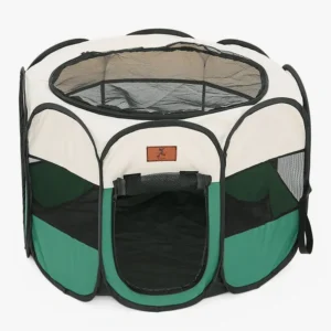 Parc portable pour animaux, design moderne en vert et crème, facile à transporter et à installer.