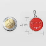 Pendentif chat rouge avec gemme, parfait pour un charme de collier ou porte-clés.