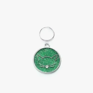 Pendentif chat en verre vert scintillant avec cœur, élégant et ludique pour les amoureux des chats.