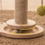 Arbre à chat en bois minimaliste avec sisal et jouets interactifs, élégant et fonctionnel.