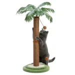 Arbre à chat en forme de palmier avec un chat gris jouant avec un ballon.