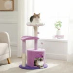 Arbre à chat mauve pastel dans un salon lumineux et accueillant pour chats.