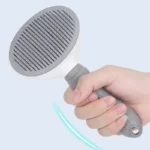 Brosse à démêler ergonomique grise pour animaux avec poils en métal pour un toilettage efficace.