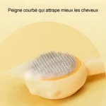 Brosse courbée en métal pour démêlage efficace et confort optimal, design moderne et esthétique.