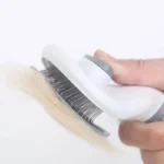 Brosse de grooming pour animaux : outil efficace pour éliminer les poils et les nœuds.