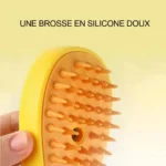 Brosse en silicone douce jaune-orange pour un soin délicat du cuir chevelu.