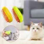 Chat blanc et gris se prélassant avec brosses colorées pour le toilettage.