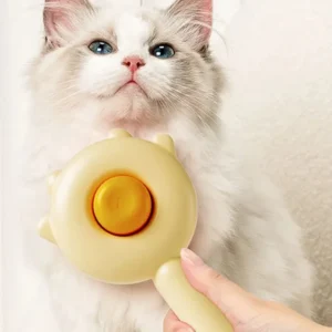 Chat blanc aux yeux bleus se faisant brosser avec un outil de toilettage amusant.