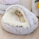 Couchage doux en forme de cave pour chat, gris et blanc, idéal pour le confort.