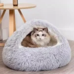 Lit pour animaux confortable avec un chat détendu, ambiance cosy et apaisante.