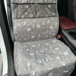 Housse de siège voiture grise pour animaux, imperméable avec motifs pattes et os.