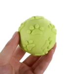 Balle verte pour chien avec motifs de pattes, idéale pour le jeu et linteraction.