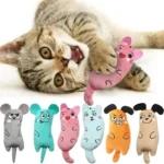 Un adorable chaton tigré joue joyeusement avec un jouet en peluche coloré.