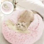 Lit animal rose confortable avec un chat détendu, parfait pour le repos des petits animaux.