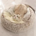 Lit pour chat confortable en crème et blanc, parfait pour une sieste paisible.