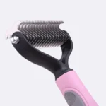 Outil de grooming rose en acier inoxydable pour un toilettage efficace des animaux.