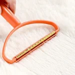 Brosse slicker orange pour animaux, idéale pour éliminer les poils morts et entretenir leur pelage.