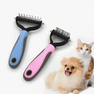 Outils de grooming pour animaux : brosse bleue et rose avec un chien et un chat.