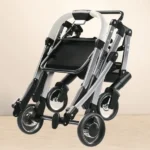 Poussette pliable moderne en noir et argent, idéale pour les parents en déplacement.