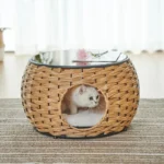 Table basse en osier moderne avec cachette pour chat, élégance et confort intégrés.