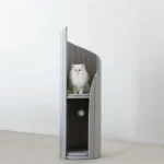 Tour pour chat moderne en bois gris avec un chat blanc heureux au sommet.