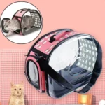 Transporteur moderne et chic pour chat, transparent avec accents rose et noir.