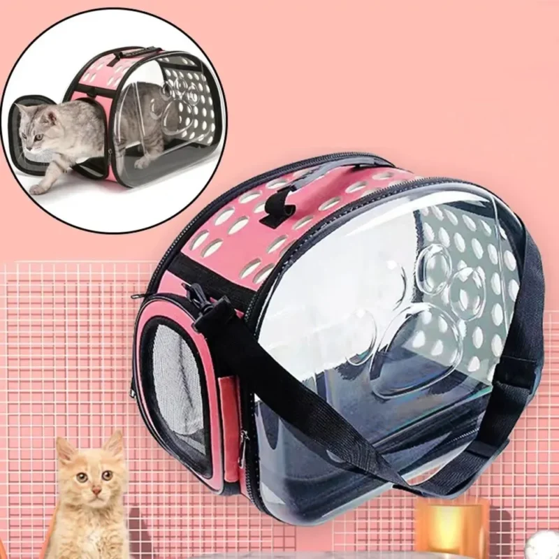 Transporteur moderne et chic pour chat, transparent avec accents rose et noir.