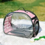 Transporteur transparent rose pour petits animaux, confortable et pratique pour les sorties.