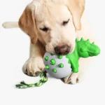 Un adorable chiot Labrador jouant avec un jouet dinosaure coloré sur fond lumineux.