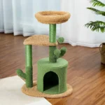 Arbre à chat design cactus vert, confortable et ludique pour un environnement moderne.