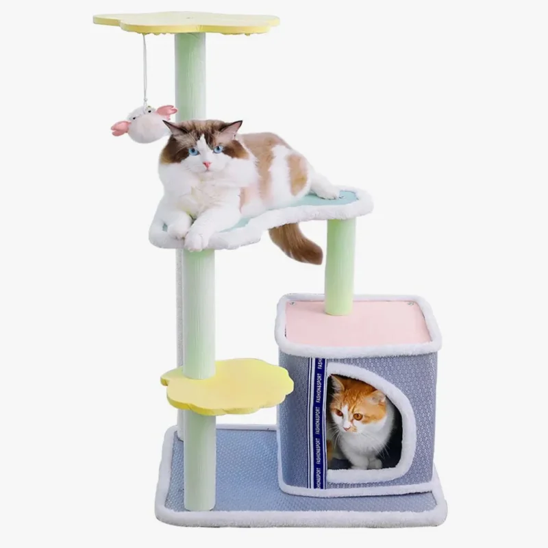 Arbre à chat pastel avec calico et jouet, espace de jeu et détente féline.