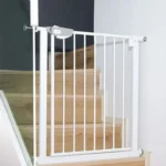 Barrière de sécurité blanche pour escalier, idéale pour protéger les enfants et les animaux.