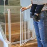 Barrière de sécurité pour enfant à lescalier, garantissant sécurité et protection dans un foyer.