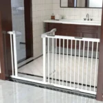 Barrière de sécurité pour bébé dans une salle de bain moderne et élégante.