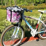 Bicyclette blanche avec panier floral au milieu dune verdure sereine.