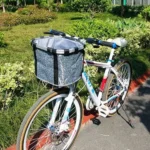 Bicyclette blanche avec panier dans un parc verdoyant, idéale pour des balades en pleine nature.