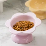 Bol en forme de fleur rose pour animaux, idéal pour un repas élégant et pratique.