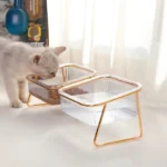 Bols modernes pour chats avec un adorable chaton dans un intérieur élégant et lumineux.